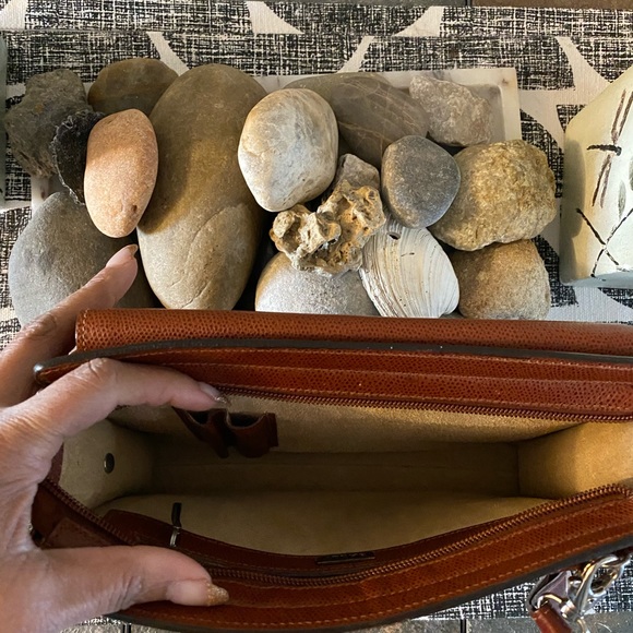 EXCELLENT CONDITION Bally snap lock clutch with key!! - Picture 5 of 6